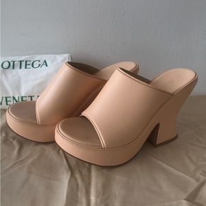 Brand New NEW BOTTEGA Veneta wedge platform sandals in Macaroon
